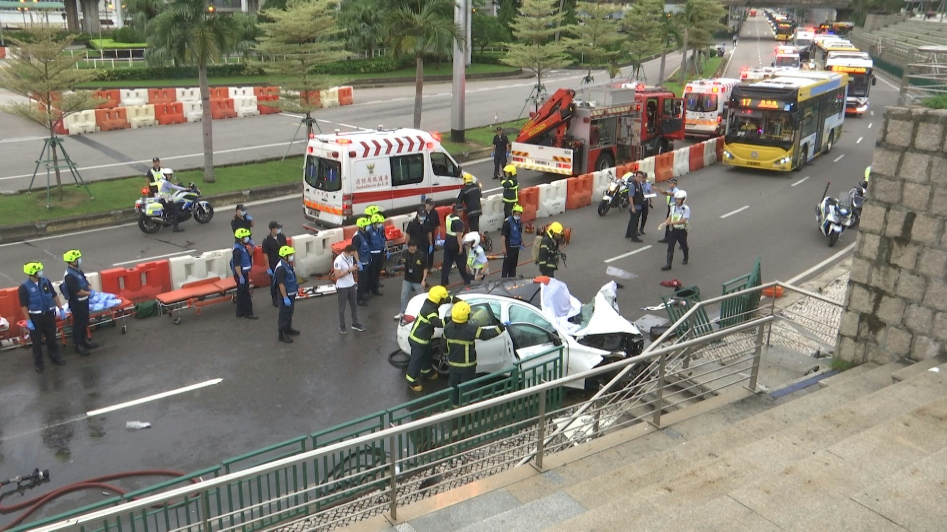 涉事私家車在友誼大馬路、近格蘭披治賽車大樓水塘看台位置失控撞欄。（澳廣視影片截圖）