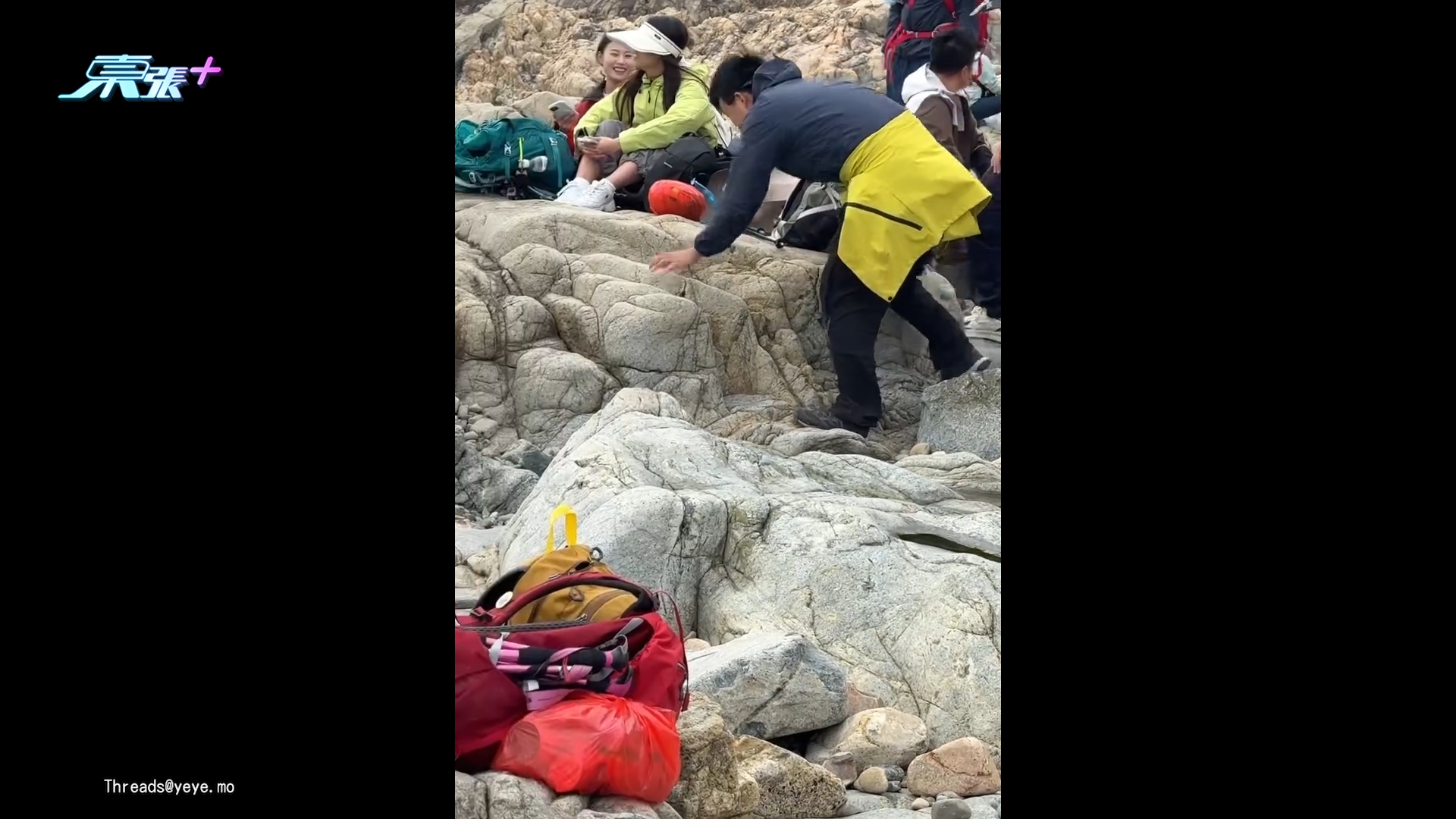 港島鶴咀內地客隨地吐瓜籽兼吐痰　港人要求帶走垃圾反被內地客話「歧視」