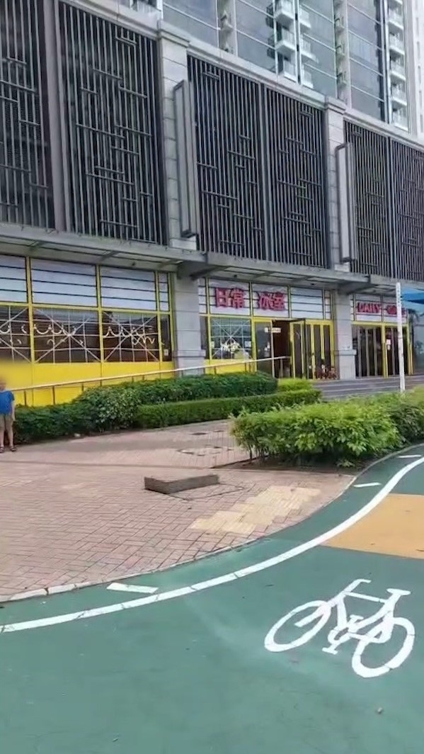 行人路上的一個渠蓋不斷彈起，之後再跌回原位。（Facebook影片截圖／車cam L（香港群組）／Bosco Chu）