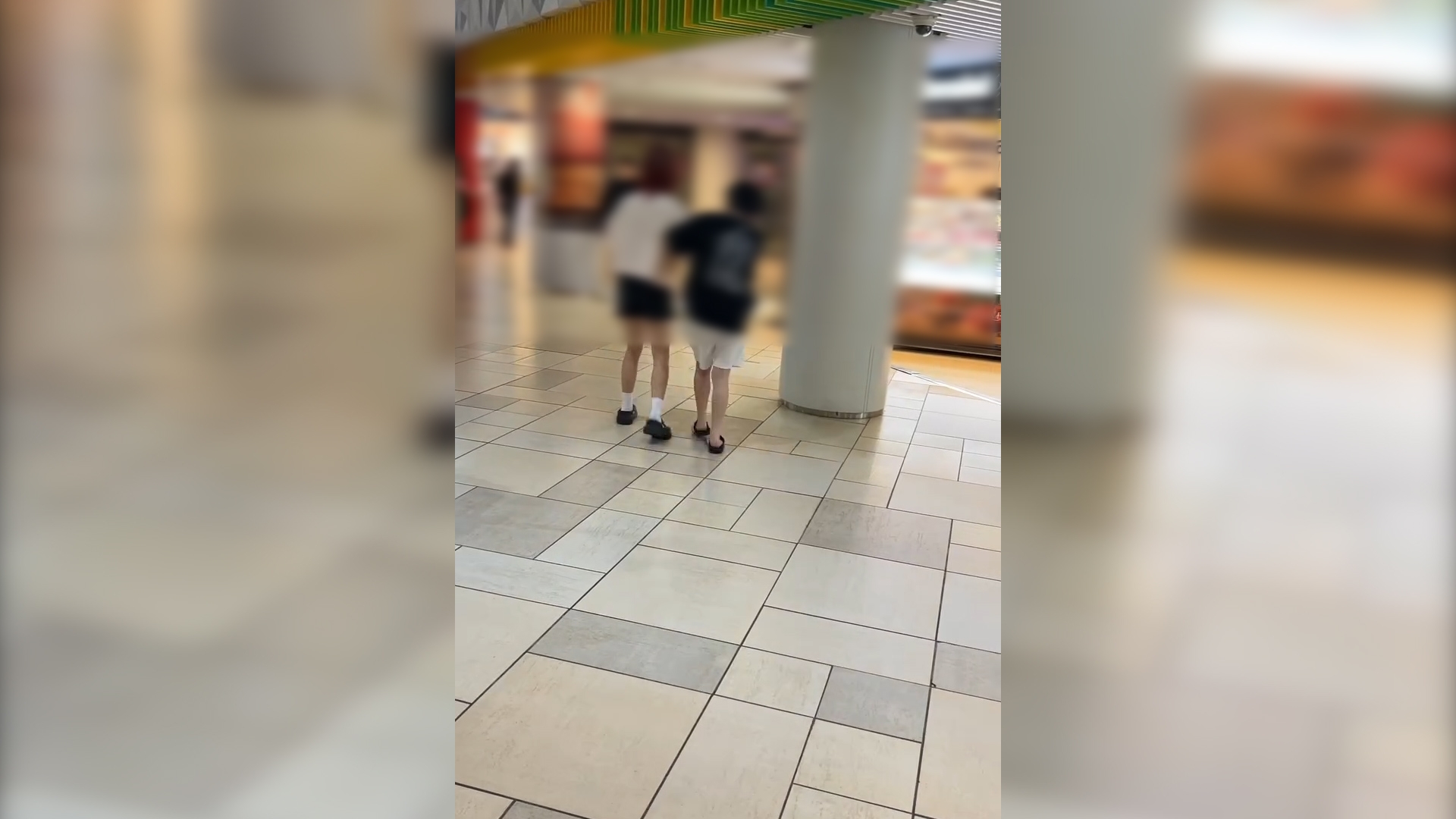 屯門少女坐商場電梯失平衡「原地瞓覺」　網民質疑：吸咗「太空油」 (Threads@itsqiqikeikei)