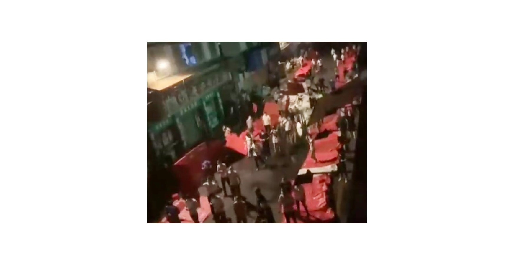 網傳廣州海珠區有抗議民眾推倒圍欄。網絡圖片