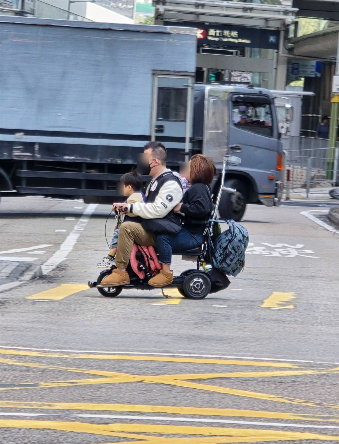黃竹坑驚見電動輪椅馬路奔馳　「一家四口」齊整出巡：全家安心上路 (FB@Ricky So)