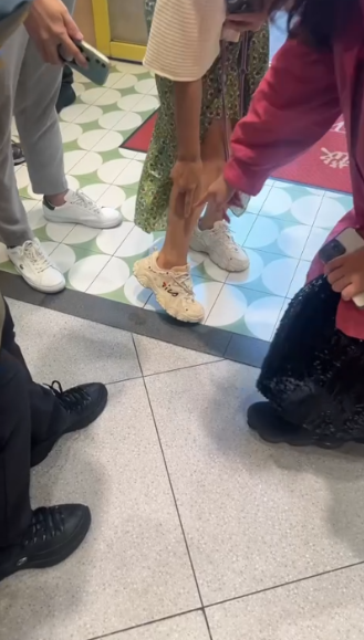 上環茶餐廳侍應誤倒瀉飲品　弄污食客衫鞋疑被逼私賠惹熱議