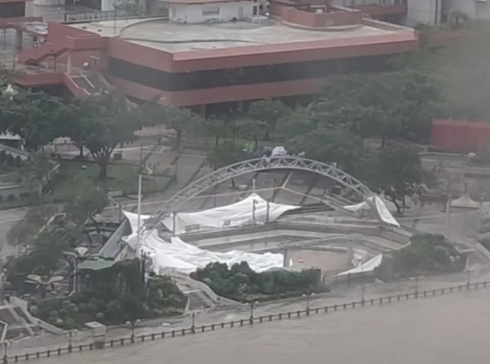 公園劇場天幕破裂（網上圖片）