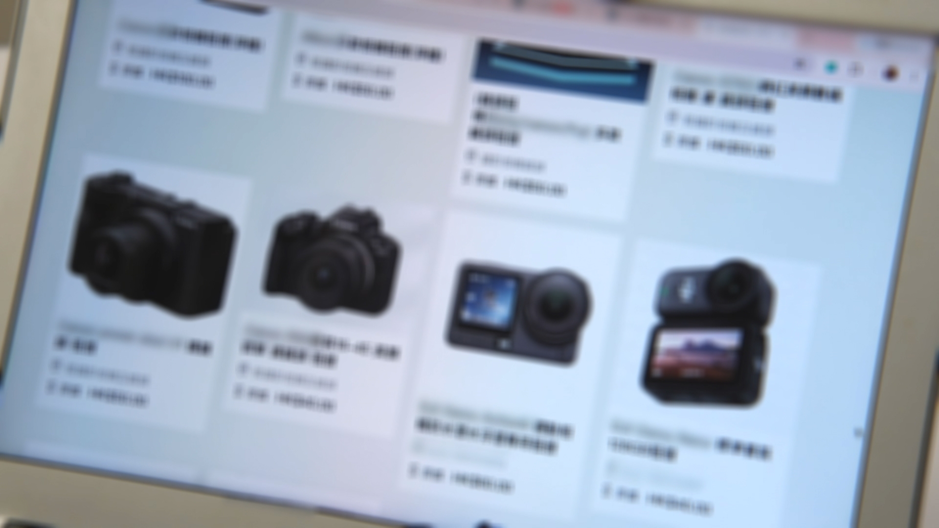 她在A店官網見到各種相機、鏡頭，甚至Insta360，又見其他公司比較後，揀了這間「有實體地址」的舖。