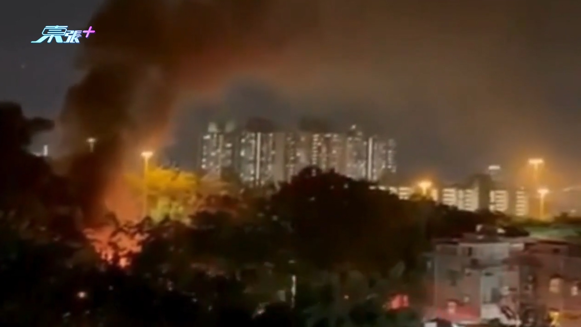 荃灣城門道車房起火濃煙席捲半空　現場傳爆炸聲　一隻狗最獲救