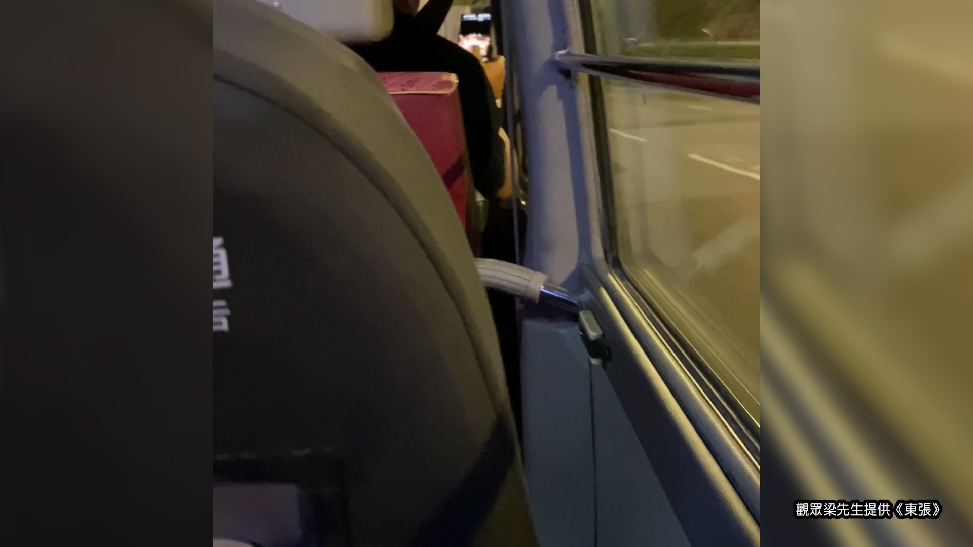 東張西望報料｜綠Van司機駕駛時公然用電話睇片　報料者斥「行為導致乘客受驚」