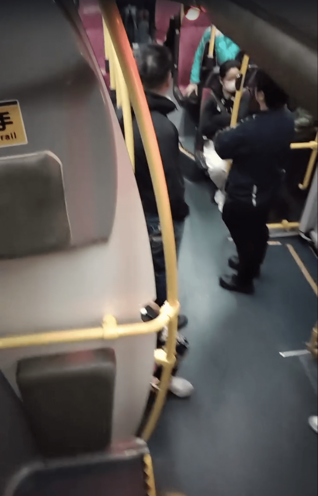 有片｜吐露港公路兩男九巴口角撩交打