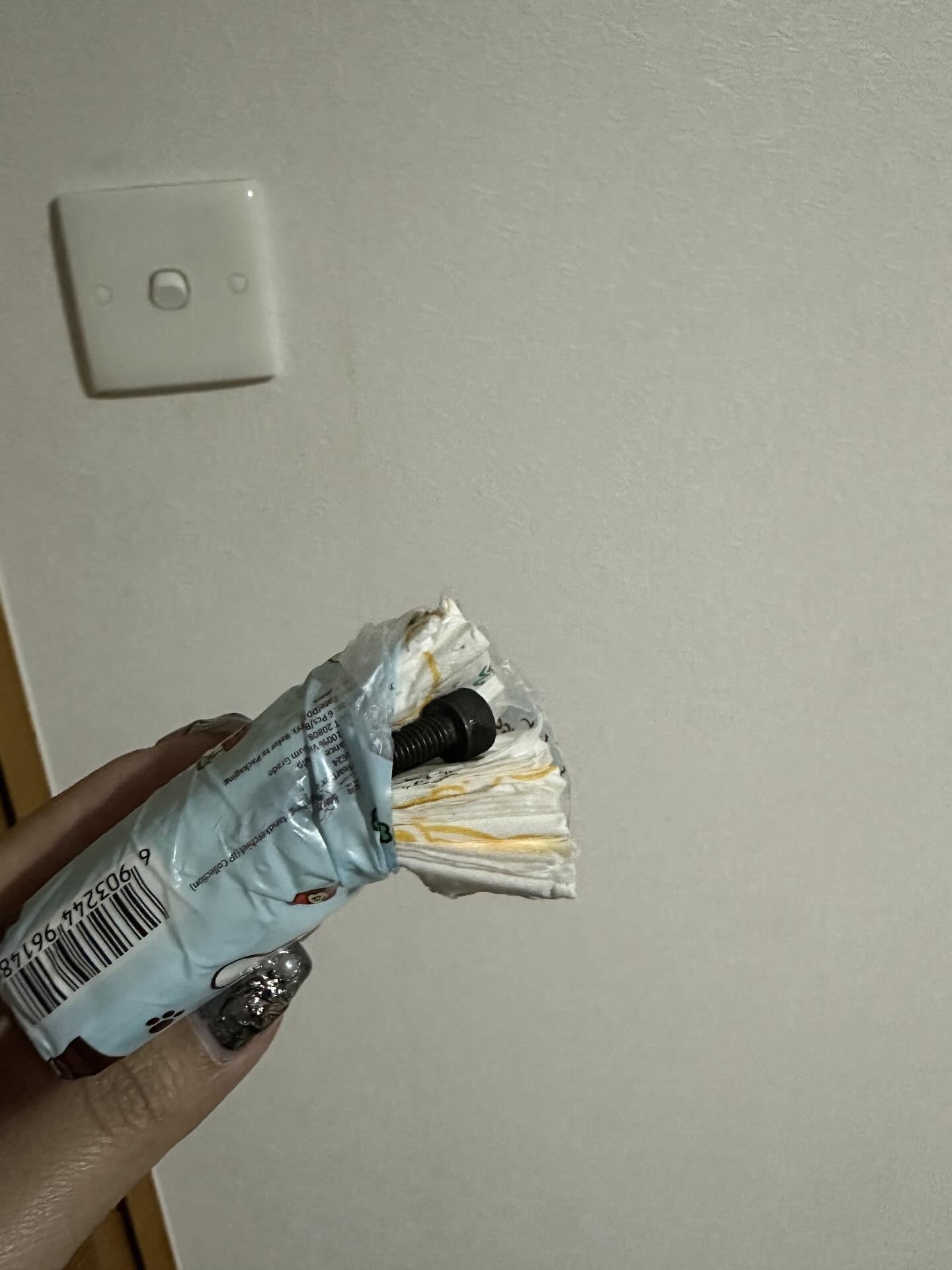 一名市民在社交平台分享驚人經歷：打算抽紙巾擦鼻，卻在未開封的包裝中摸到「硬硬地」，拆封後竟是一枚生鏽鐵螺絲。