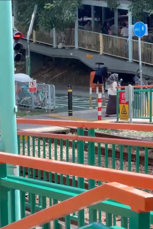 屯門山景邨驚現「落冰雹」奇景　街坊拍片稱好恐怖：八月飛霜