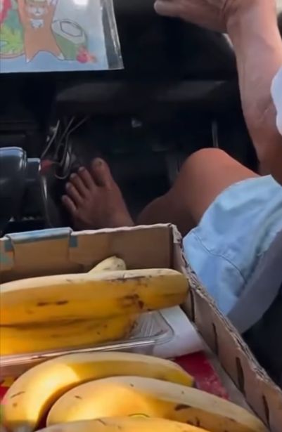 港的士司機「赤腳」上身揸車