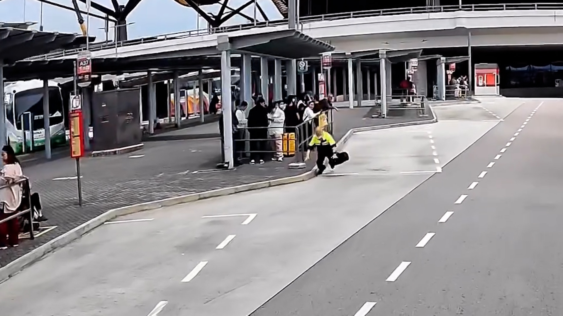 港珠澳大橋追巴士釀意外　中年漢突向前仆倒地　網民籲不應勉強追趕 （FB@車cam L（香港群組））