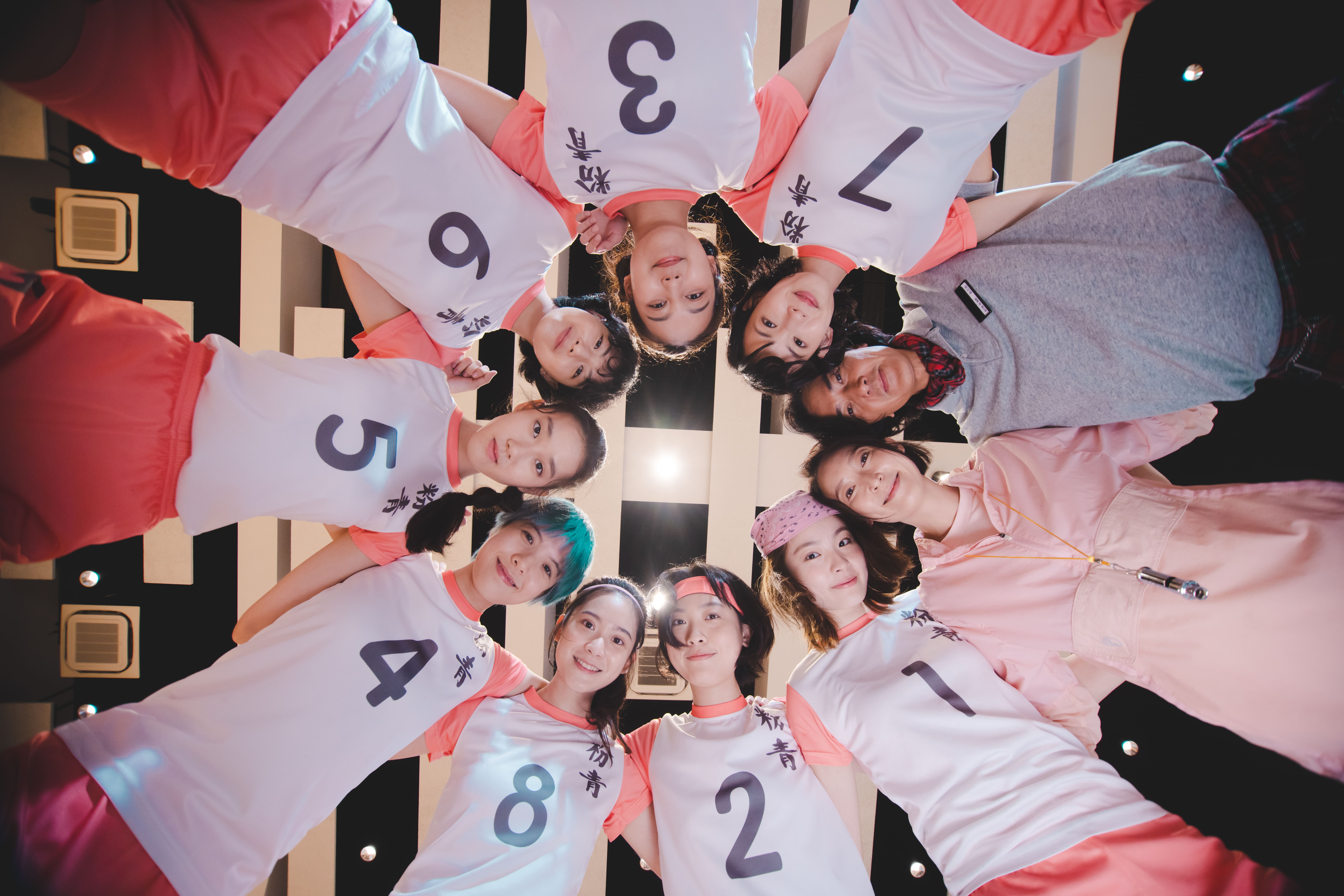 8位問題少女組成「粉青隊」，參加全港閃避球錦標賽。