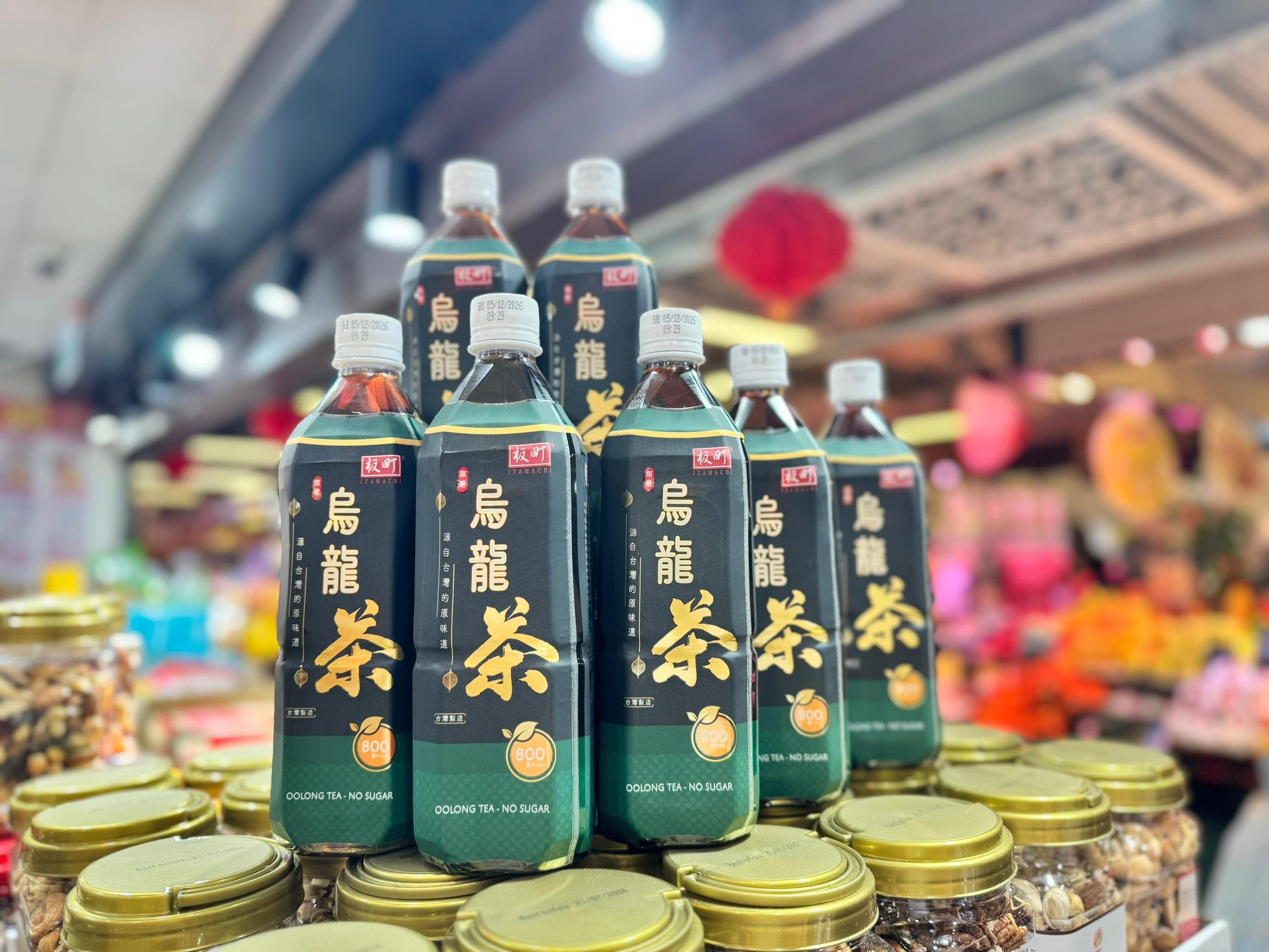 可能是顯示的文字是「 5込 鳥 龍 프5 鳥 龍 新町 取山 Lsa 鳥 税山 鳥 鳥 龍 福 鳥 龍 龍 龍 茶茶茶茶茶 茶茶 茶 茶 茶茶茶 茶 茶 華工 THEE OOLONG 800 A.N NO SUGAR OOLONG TEA NO SUGAR 福T BиR COLONG BA-NO -N SUGAR 」的圖像