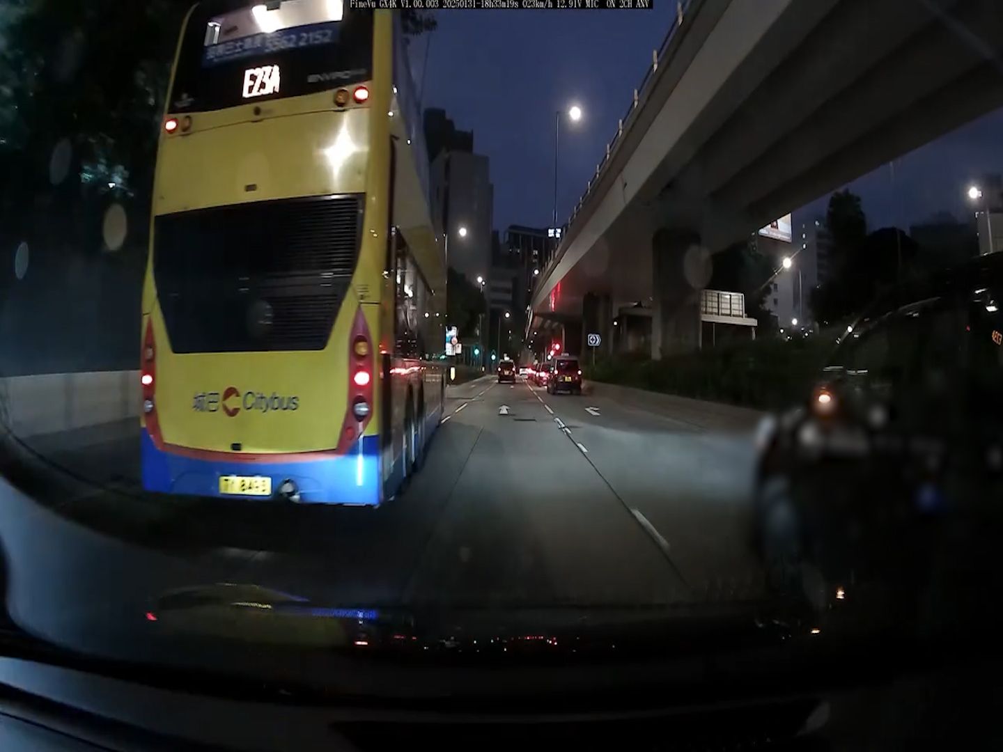 私家車新年勁陰功！加士居道天橋底先遇切線再碰U-turn