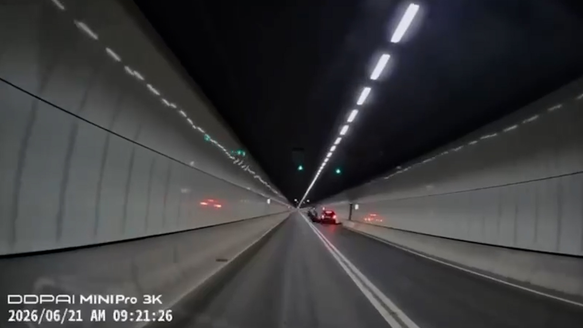 車Cam直擊｜粉嶺龍山隧道電車單「零減速」　鐵騎士猛撼壞車後飛出15米 （fb＠ChunHung Li）