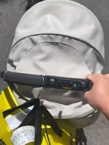 港媽化身步兵推BB車送外賣