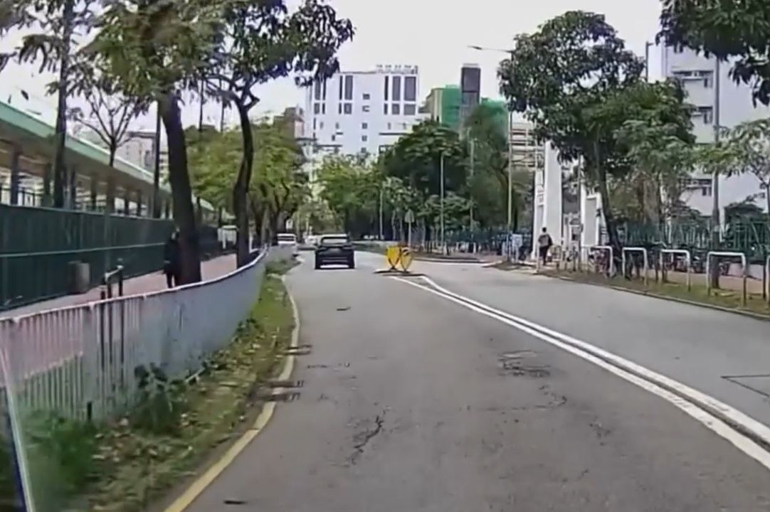香港男子違規過馬路跨欄，慘變「另類炒車」過程全拍下。(影片截圖)