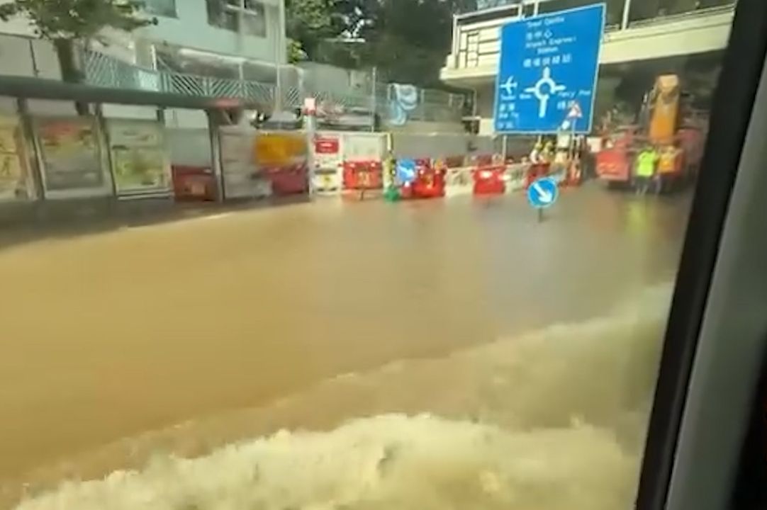 青衣警署正門前爆水管，泥水淹行人路及馬路。(現場影片截圖)