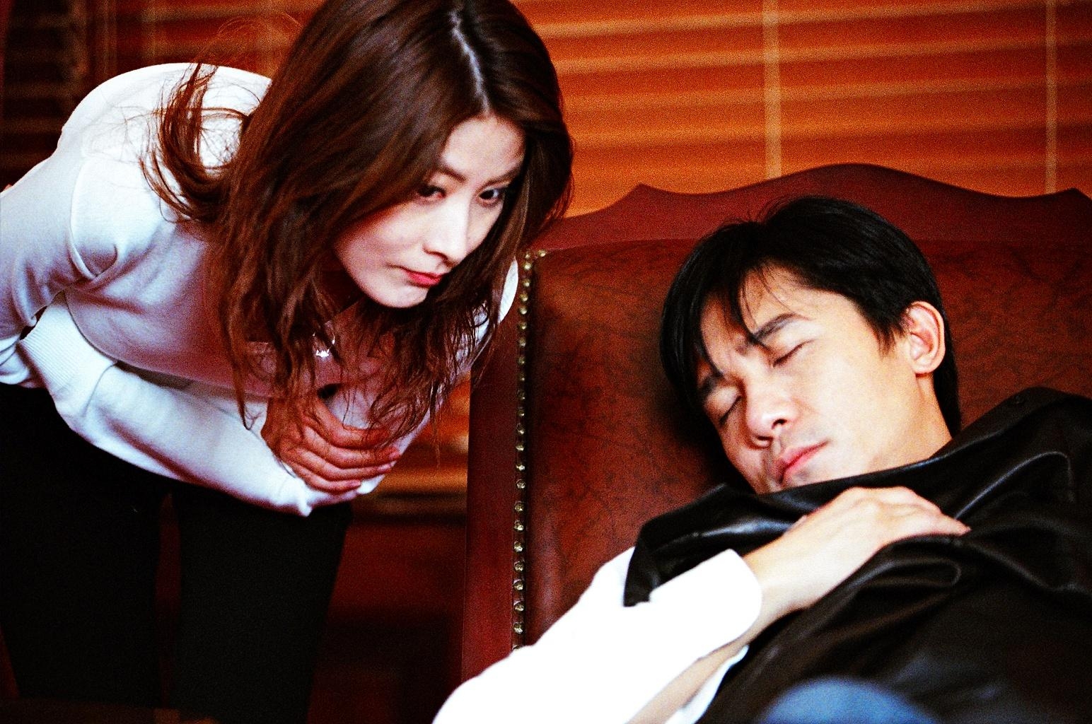 李醫生同佢嘅診所，係陳永仁唯一嘅避風港