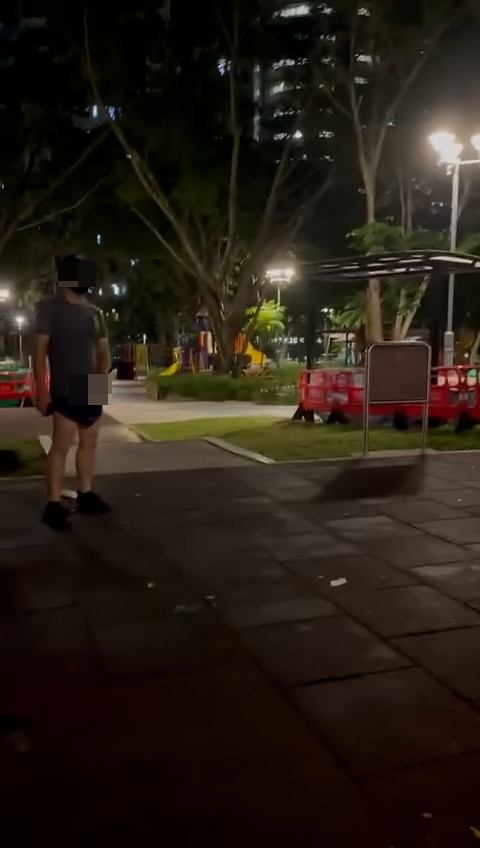 一名身穿灰衣黑短褲、戴著鴨嘴帽及口罩的男子，在公園內對著樓主公然自瀆。（Threads影片截圖／08._.yiu_）