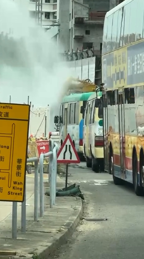 今日（11月20日）下午2時許，域多利道與華翠街交界一個建築地盤，據報有食水管爆裂，噴出一至兩層樓高水柱，現場交通受阻。 （Facebook影片截圖／車cam L（香港群組）／Bosco Chu）