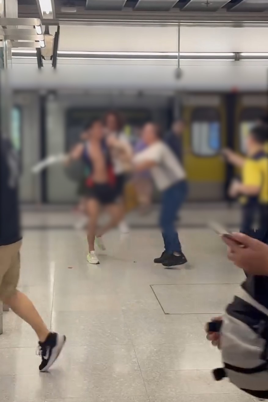 紅磡站MMA｜兩男月台肉搏兼吐口水職員霸氣調停　疑因扶手電梯爭路