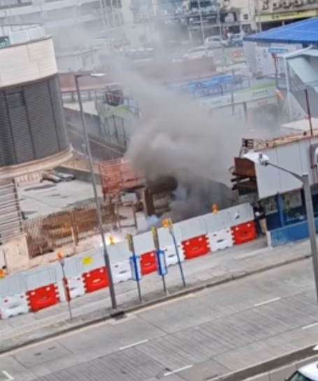 有片｜柴灣道地盤電錶箱起火噴火花