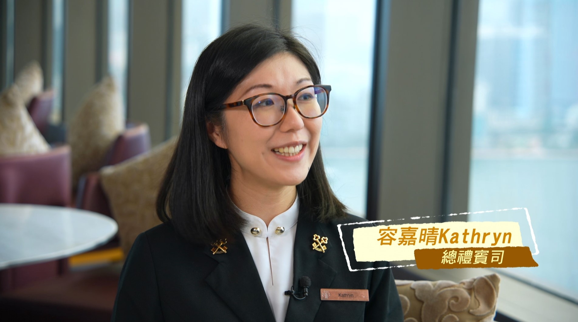 Kathryn分享道：「曾經遇過一位來自南非的伯伯，他每日都會和我分享在香港旅行時拍低的相片，又會問吓我，他捕捉到的人和事，究竟係怎樣的香港日常或者特色。而我就會和他一邊傾計，一邊介紹相中的事物，讓他了解香港人的生活。」