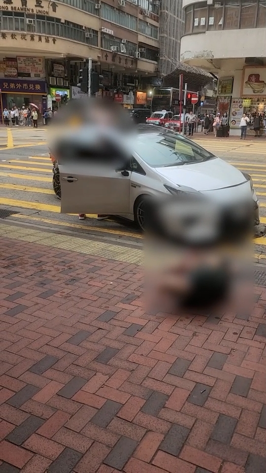該名受傷男途人倒地，發出痛苦叫聲，並一度大叫「救命呀！」，其右腳明顯扭曲變形，血肉模糊，地上有大灘鮮血。（觀眾報料影片截圖）