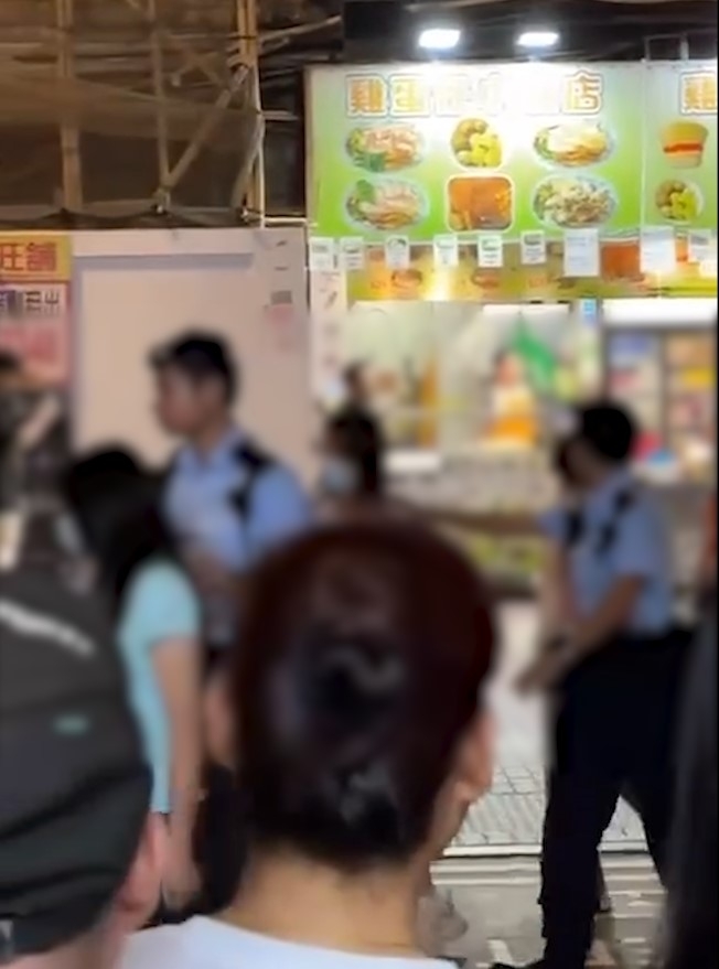 旺角「羽毛球場」遭警方大規模掃蕩惹多人圍觀　網民：發生咩事？