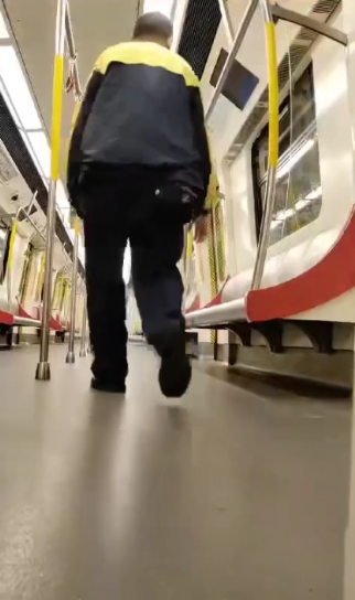 港鐵職員車廂猛做掌上壓影片瘋傳　1分鐘做73下耐力驚人　港鐵有回應