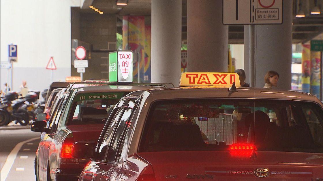 上水警員擎槍拘76歲的士司機　涉拒截查連衝「4盞紅燈」逃走