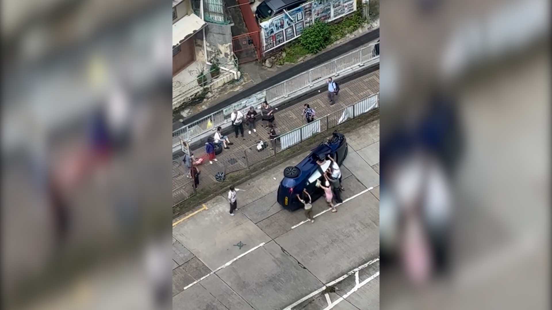 有片｜大埔南運路Tesla撞欄翻側　車轆飛脫碎片濺傷女子受傷　司機一度被被困 （threads＠enderchestery）