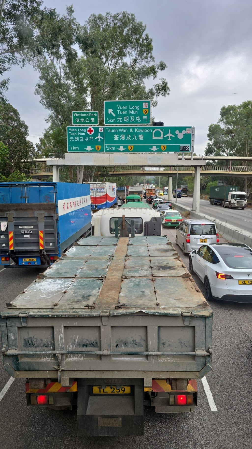 新田公路「4車串燒」多輛大型車輛相撞　一名司機腳部受傷被困 (Facebook@Bosco Chu)