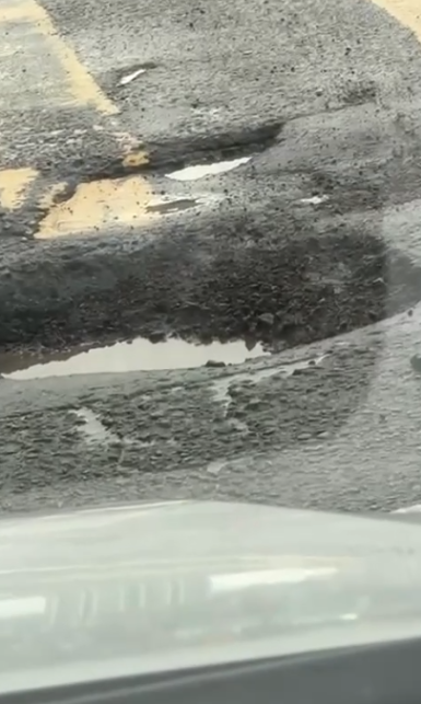 有片｜3號幹線連翔道行車路驚現「大窿」