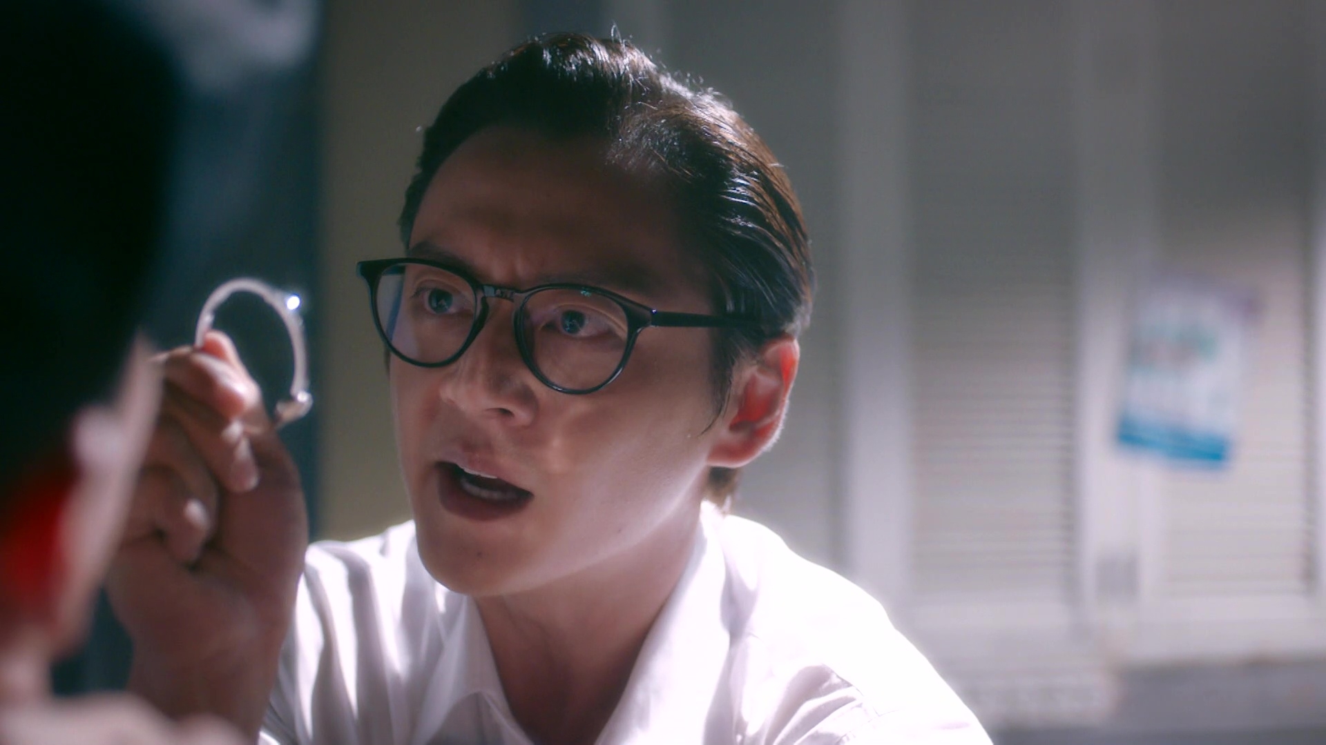 江志強忽然富貴，被曲行雲發現其偷咗阿芳嘅鑽石手鈪，懷疑佢同阿芳「失蹤」有關。