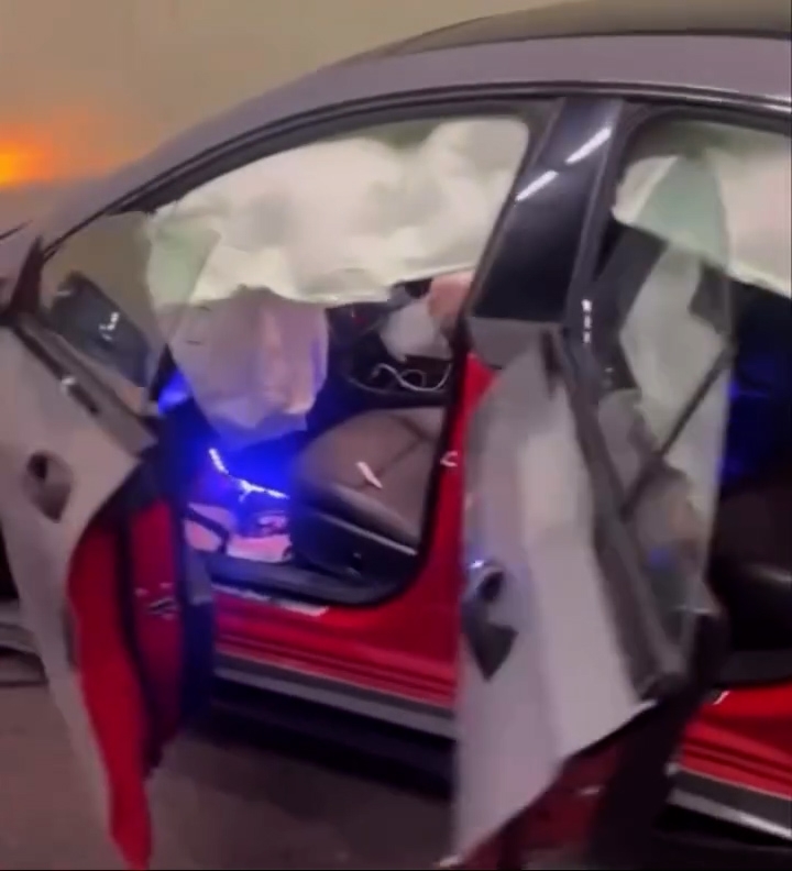 安全氣袋彈出。（Facebook影片截圖／車cam L（香港群組）／車cam L） 