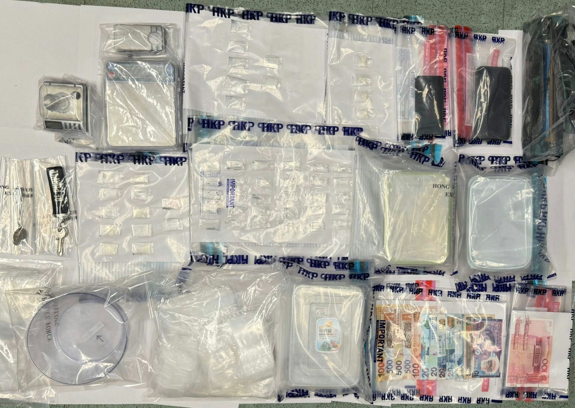 深水埗行動中，警方檢獲總市值約120萬元毒品。（警方圖片）