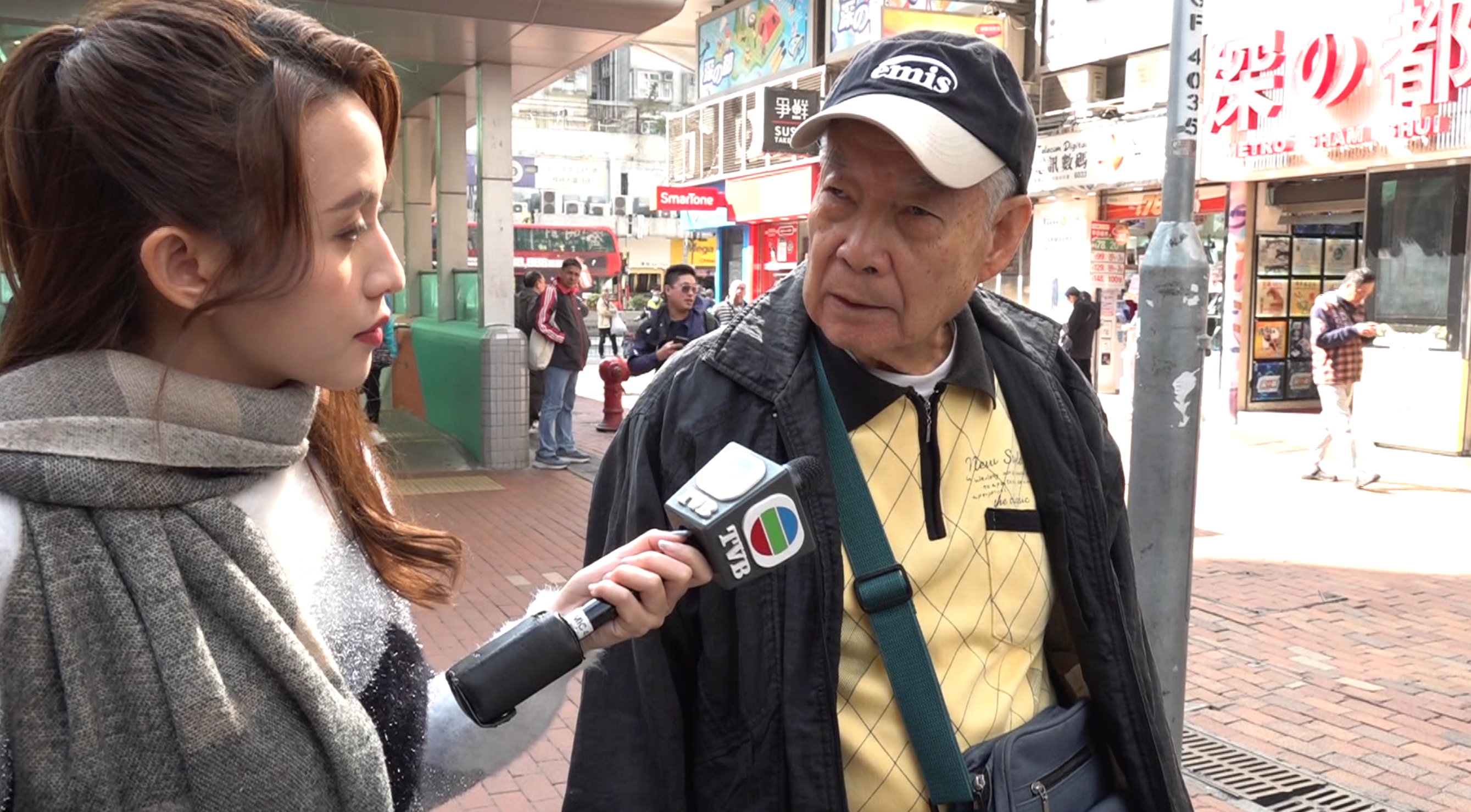 有市民向媒體投訴，指其長輩在深水埗一家藥房購物時，店員疑利用長者對醫療券新政策的不熟悉，誘導其使用醫療券購買非醫療用途的貴重商品，事件引發公眾對醫療券監管及長者個人隱私安全的關注。