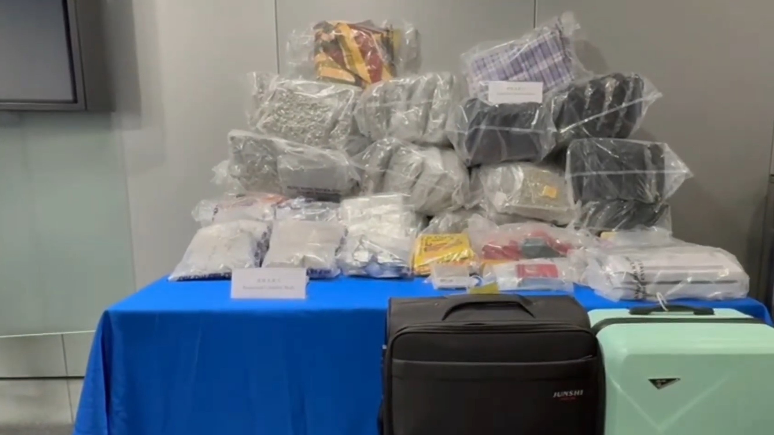 行動中，警方檢獲約57公斤懷疑大麻花，市值約1200萬元。（警方YouTube直播截圖）