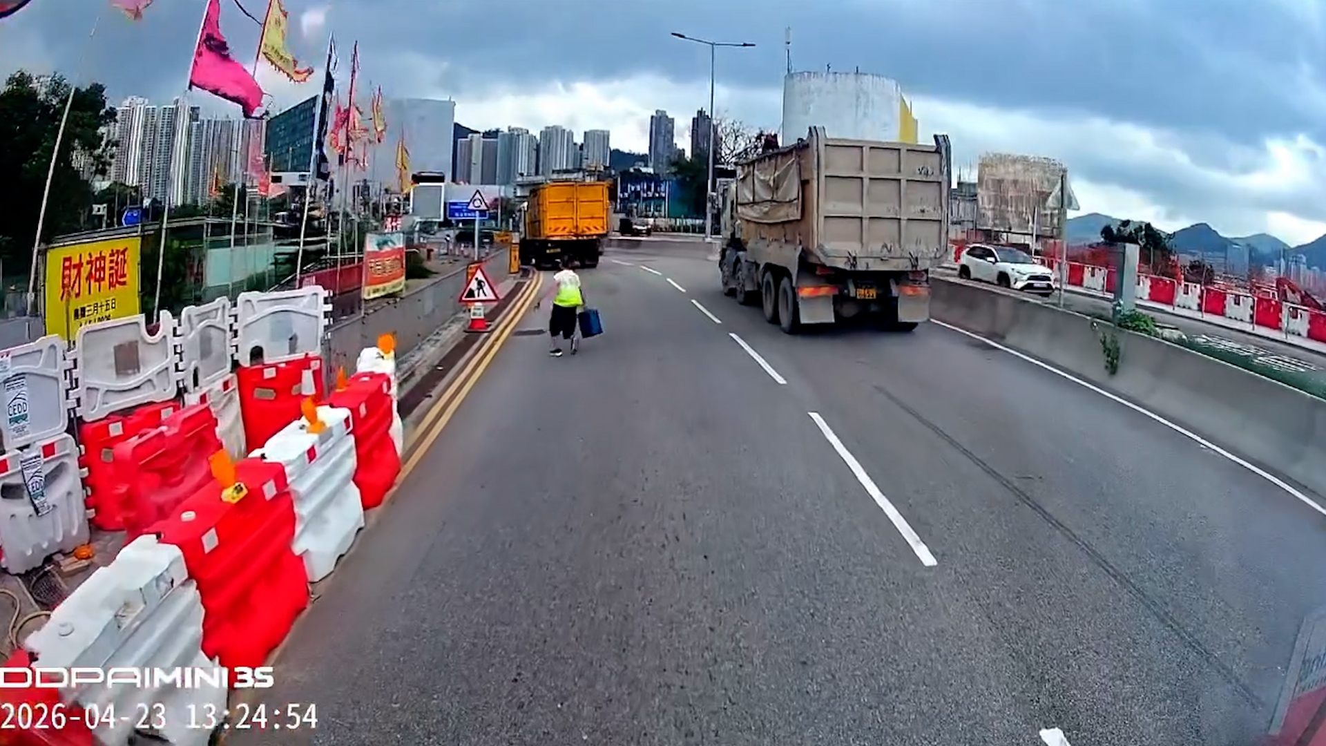 車Cam直擊｜公路中央驚現障礙物多車險生意外　網民發現滕麗名都差啲中招！ （fb影片）