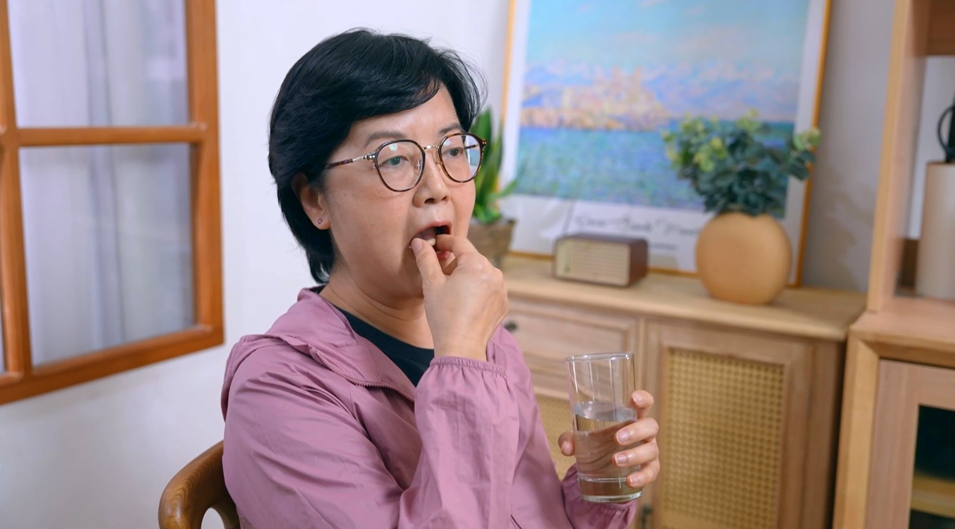 李太表示，自己服用了一個星期，膝頭已經不太痛，「明顯feel到筋骨有力咗，關節靈活暢順咗，上落樓梯都唔使再就住就住，而家我都會keep繼續住食，保養返筋骨同埋關節！」