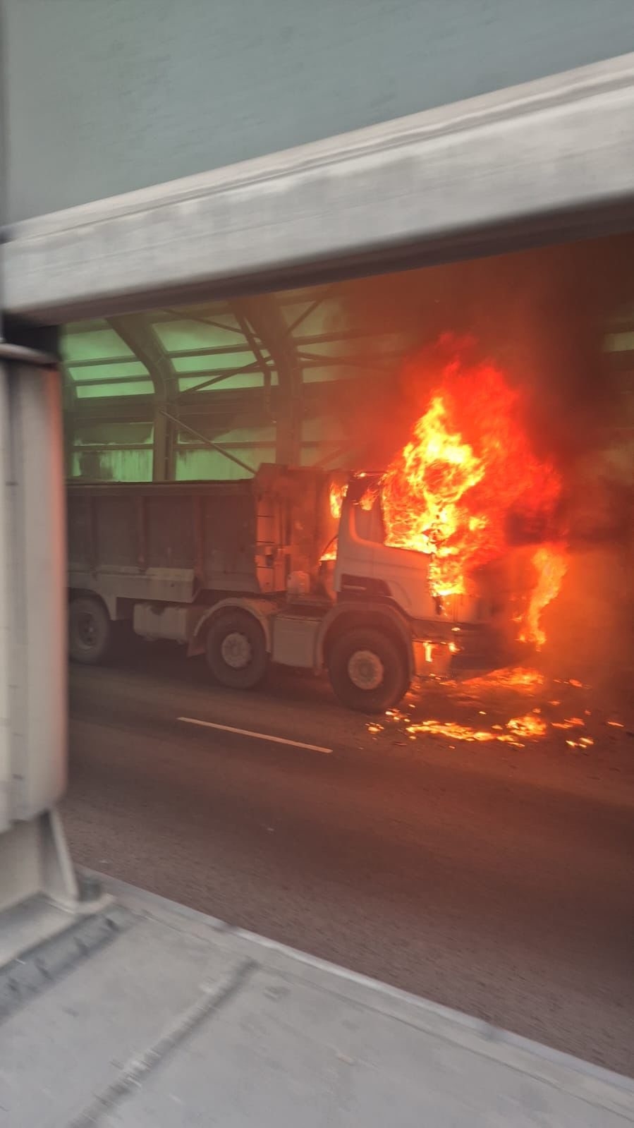 屯門公路泥頭車突起火焚燒　往九龍方向交通受阻　網民：以為拍緊爆炸場面 (FB@車cam L（香港群組）)