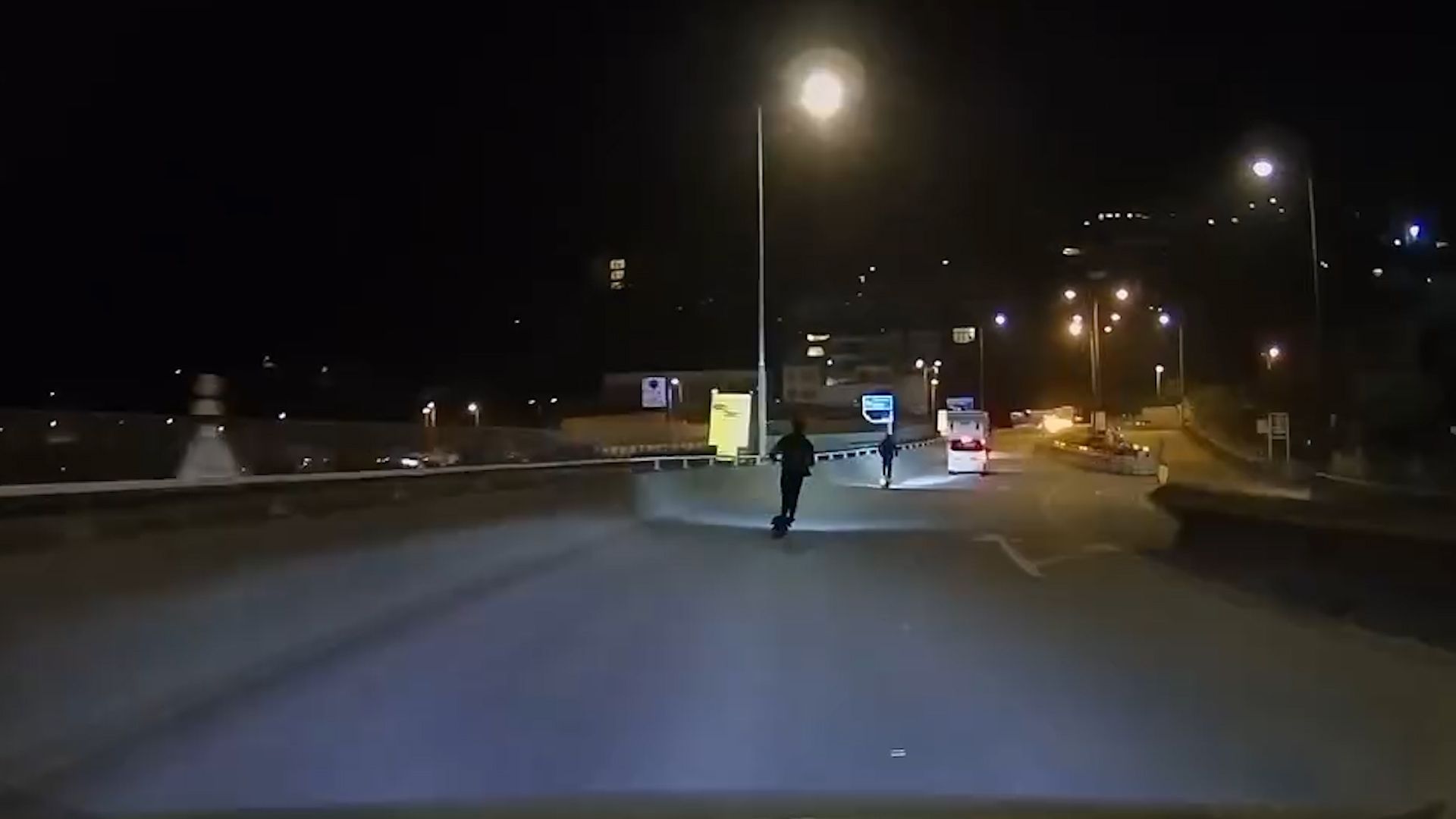 5人踩電動滑板車行馬路上飛鵝山