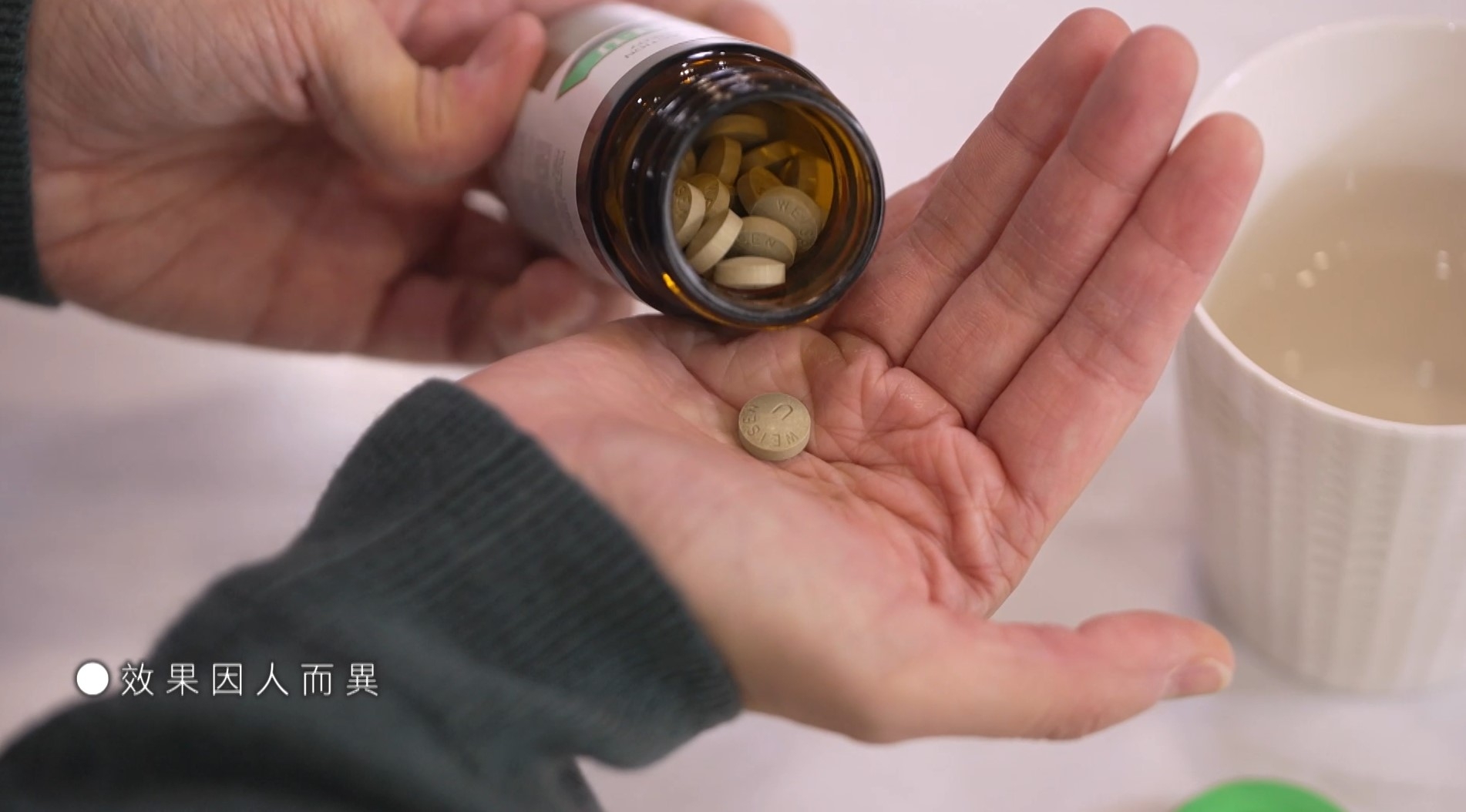 Hazel表示，自己選擇了一款超過65年歷史、亦有多種功效的胃藥舒緩胃部不適，「1日食3次，飯後配溫水服用，好快已經舒緩胃痛、胃酸倒流、胃脹、消化不良嘅情況。胃舒服咗，人都精神曬」。