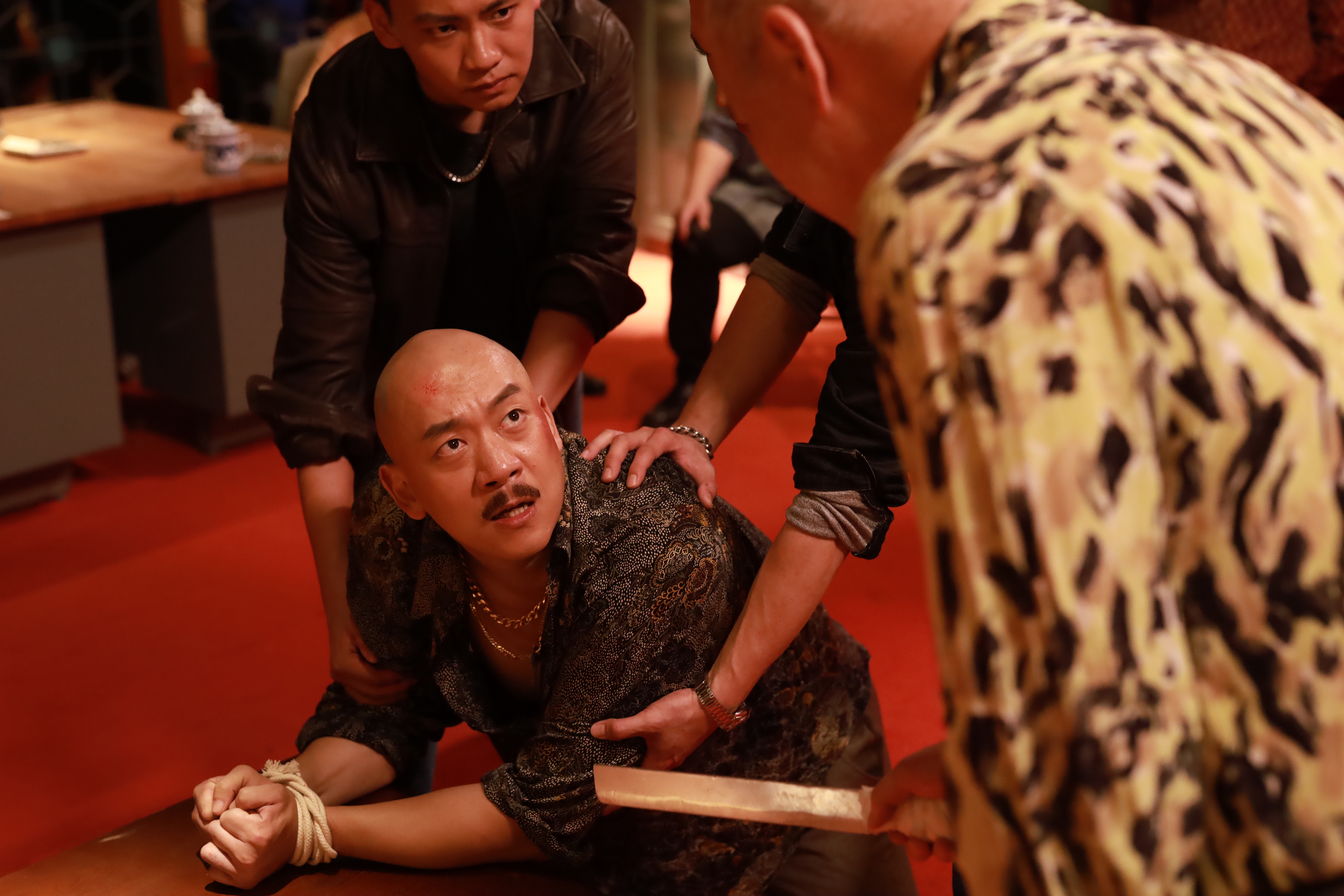 青龍及志飛捉咗麻鷹回洪泰總部，屠伯為求自保對麻鷹執行家法。