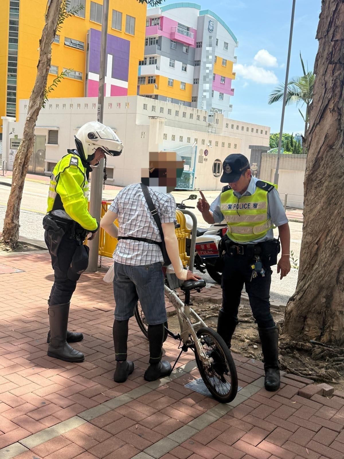 警方發出27張傳票，檢控涉及單車或行人的交通違例罪行。（警方圖片）