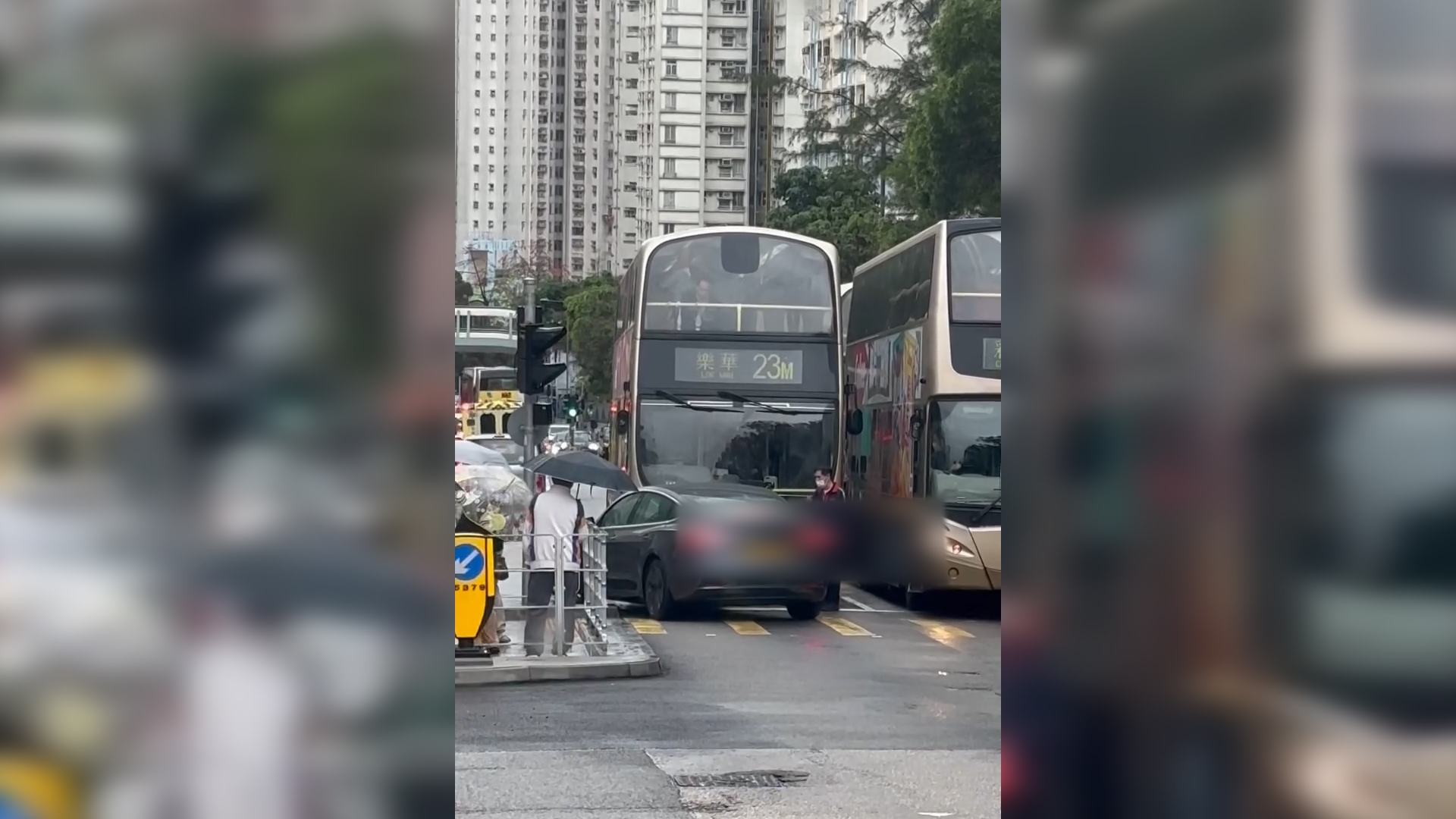 Tesla車「逆線行駛」擋巴士一幕網絡瘋傳　片主：仲想攝安全島過去