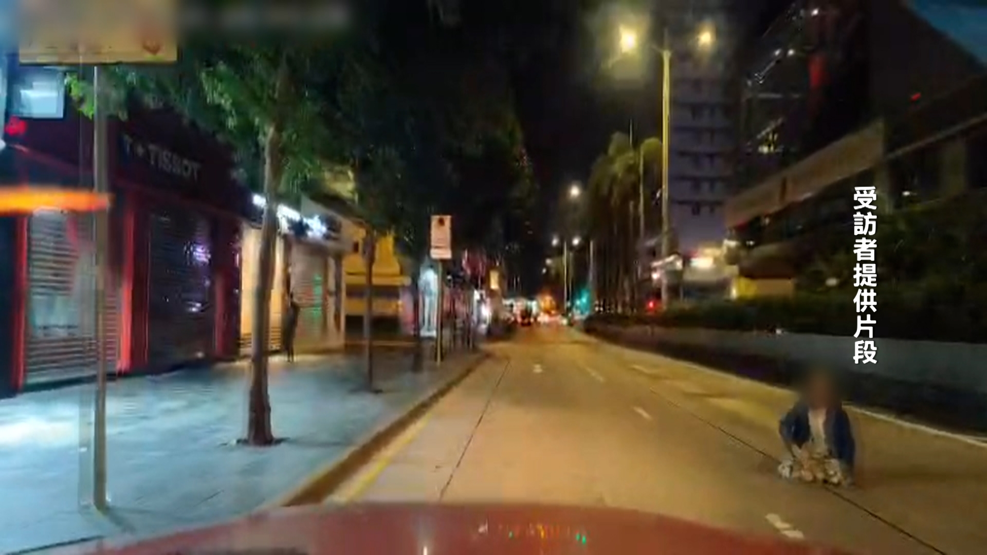 這位的士司機主動聯絡《東張西望》，Mark表示，當時他見到一位外籍女士跪在馬路的右邊，並聽到旁邊的私家車司機稱是「碰瓷」。 